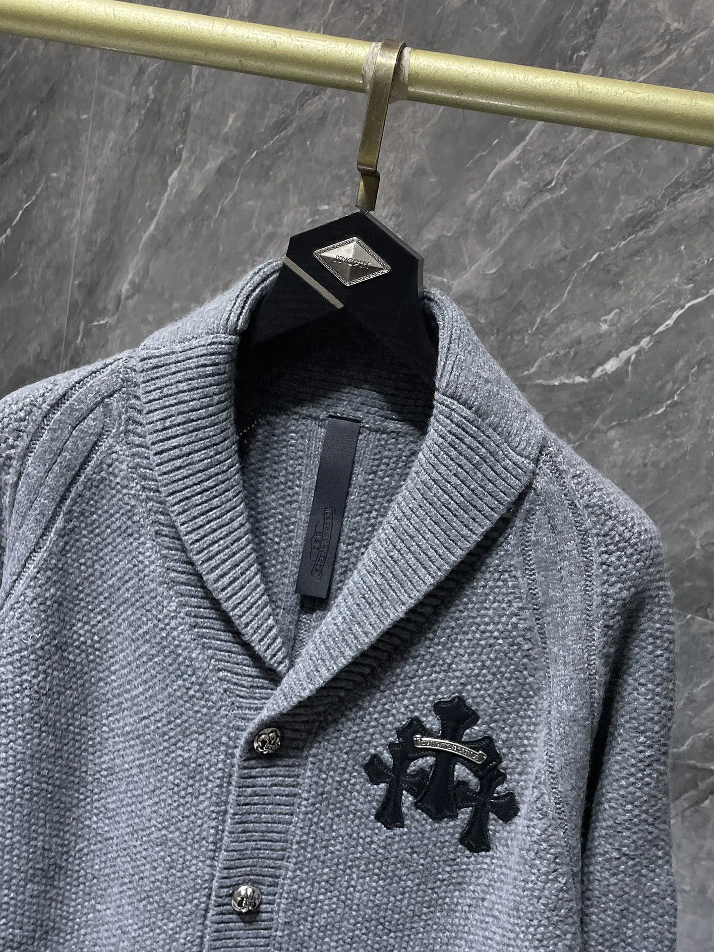 P296 Chrome Hearts sweater series Banana collar wool and leather silver button cardigan Single-breasted placket design All made of leather webbing Customized Chrome Hearts hardware buttons ➕ Leather logo embroidery on the chest Selected high-quality wool and 100% pure cotton knitted fabrics Not the ordinary version on the market! ! Recommended colors: black, white, gray Size: S, M, L, XL